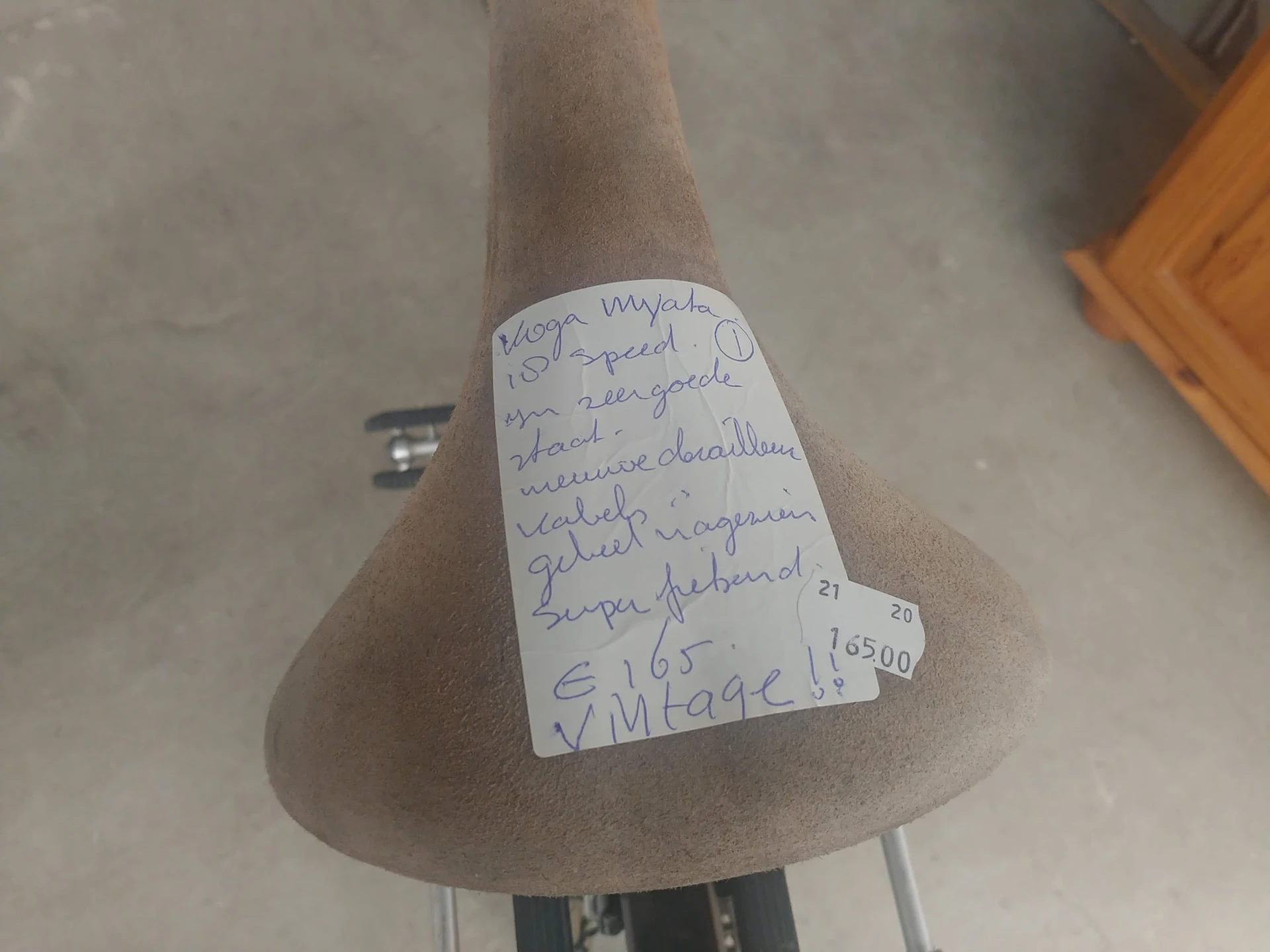 Grijze kegelvormige lamp met handgeschreven prijssticker €165