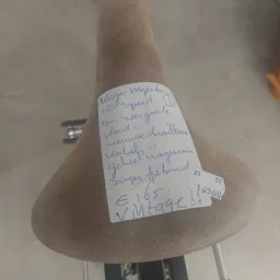 Grijze kegelvormige lamp met handgeschreven prijssticker €165