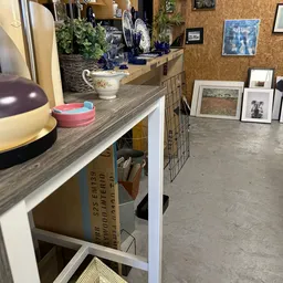 Winkelbinnenkant met toonbank, stellingen en decoratie aan wanden