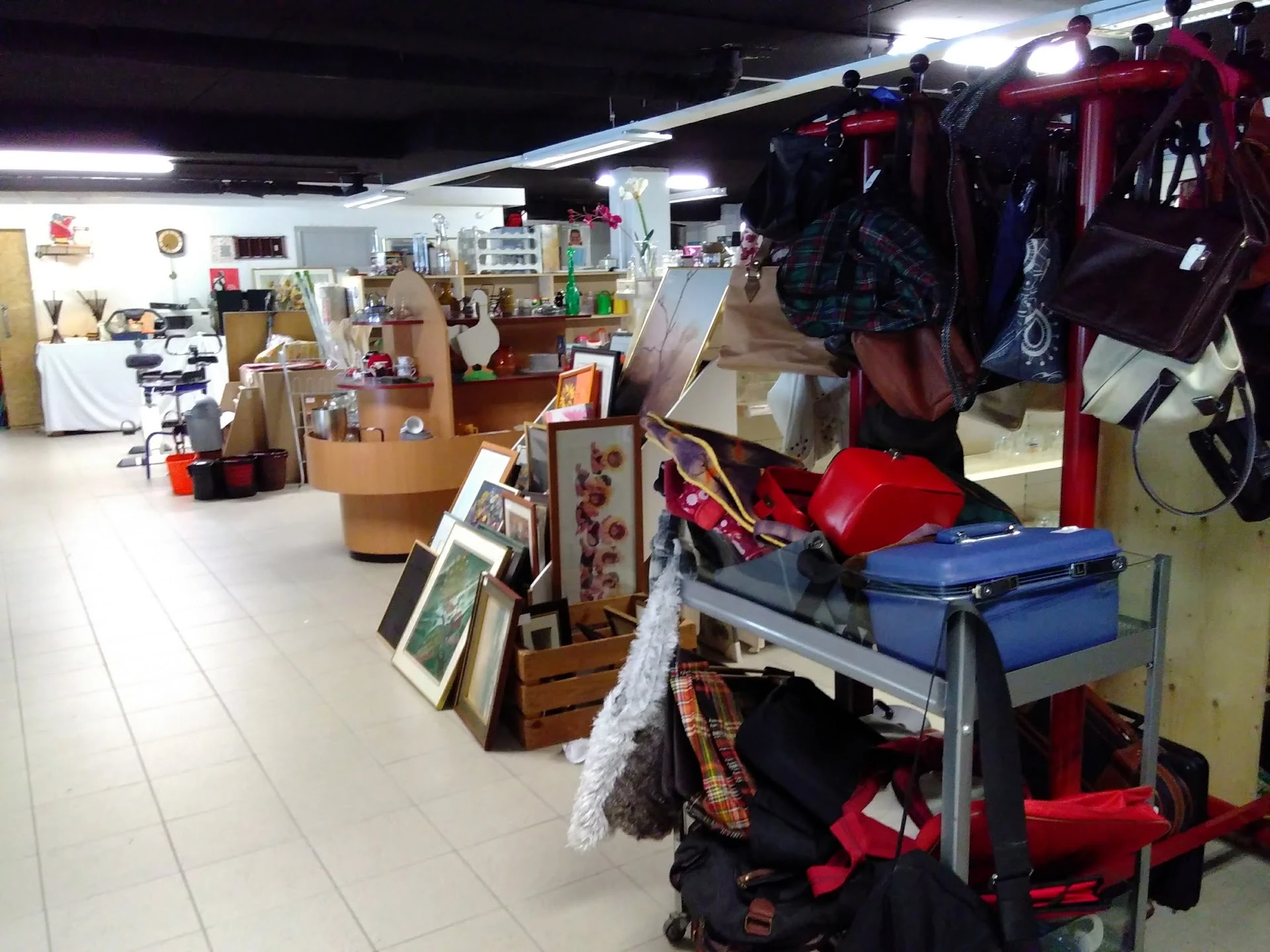 Kringloop Noordwijkerhout in Noordwijkerhout met tweedehands boeken, elektronische apparaten en gereedschappen