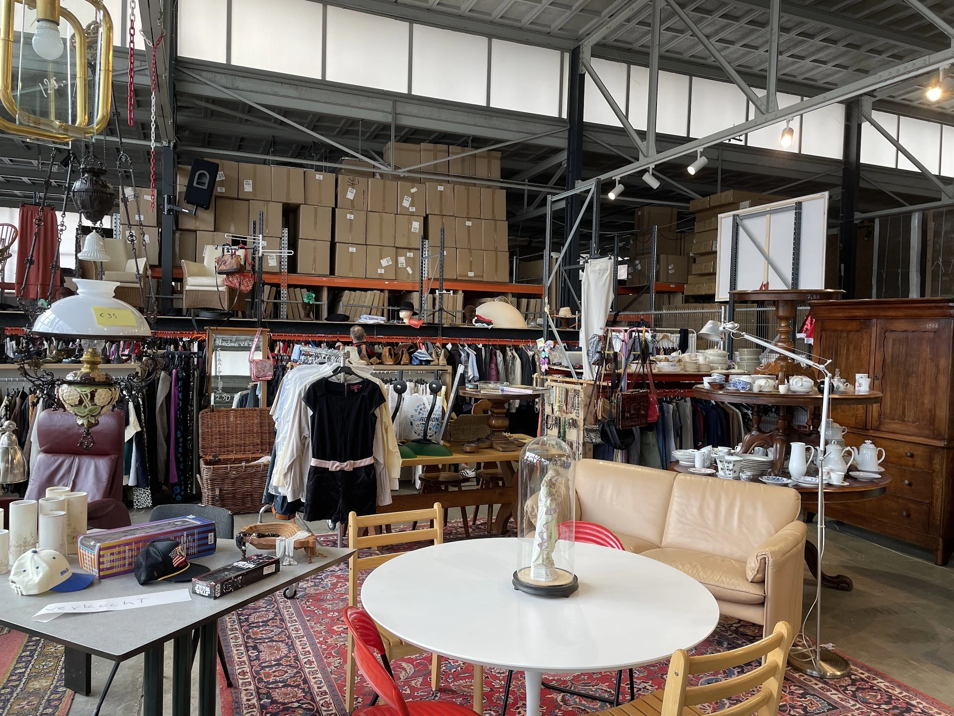 Kringloop / Ontruiming altijd goed Leiden in Leiden met tweedehands meubels en kleding