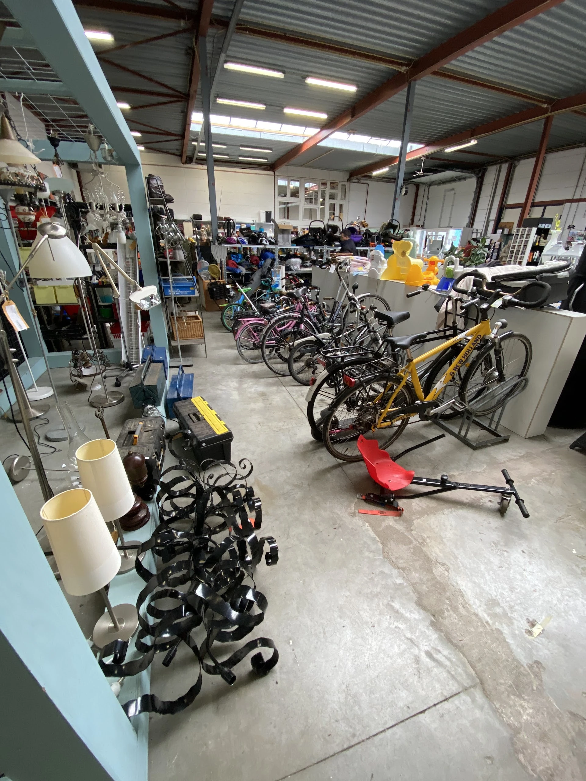 Kringloop Oud-Beijerland in Oud-Beijerland met tweedehands antiek, boeken en huishoudelijke apparaten