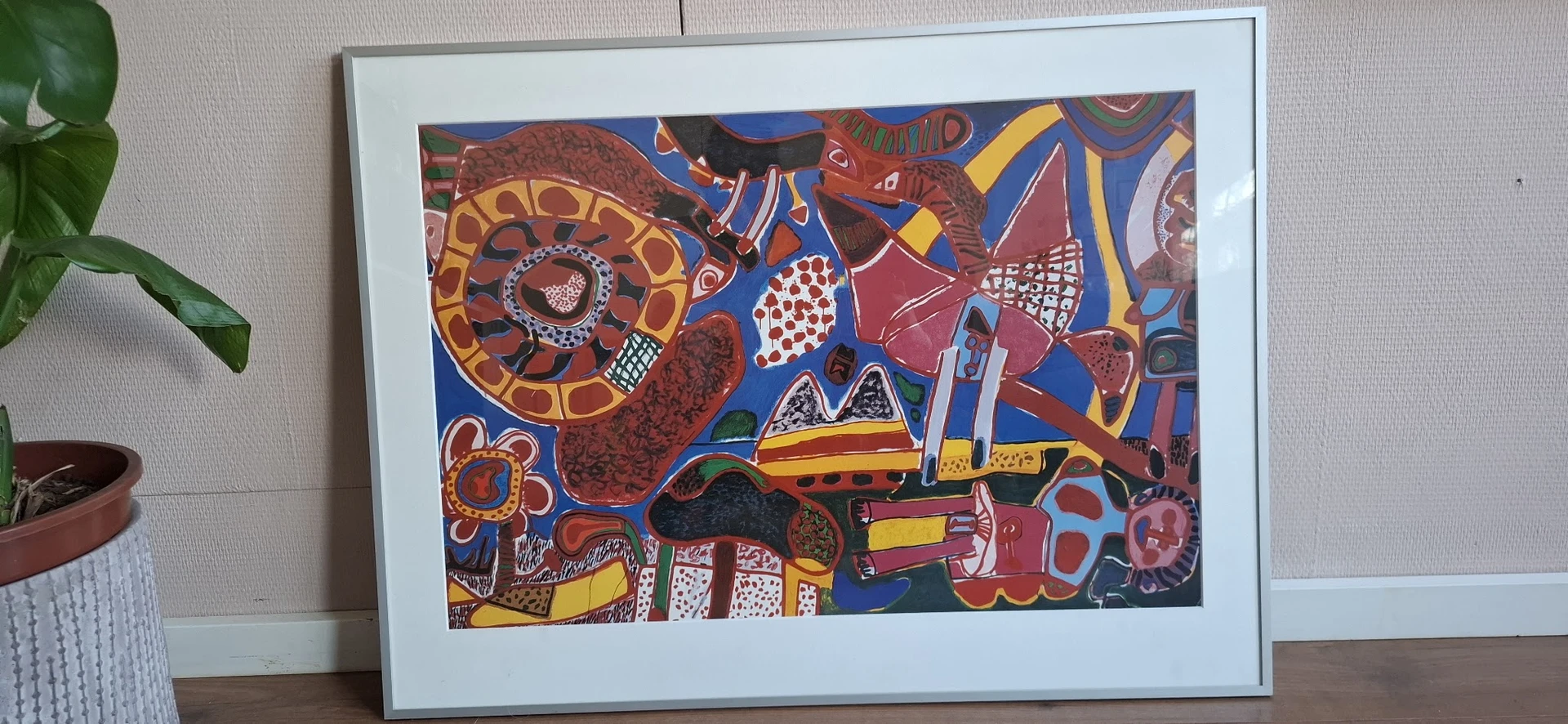 Kleurig abstract kunstwerk met geometrische vormen in rood, blauw, geel en oranje tinten