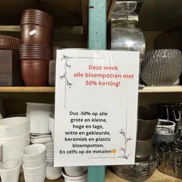 Promotieaankondiging voor 50% korting op bloempotten deze week
