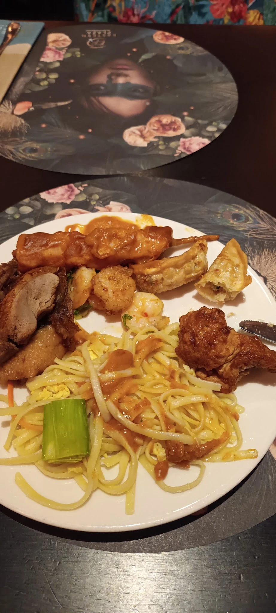 Bord met Aziatisch eten: noodles met groenten, gebakken kip, shrimp, eend en andere vleesgerechten