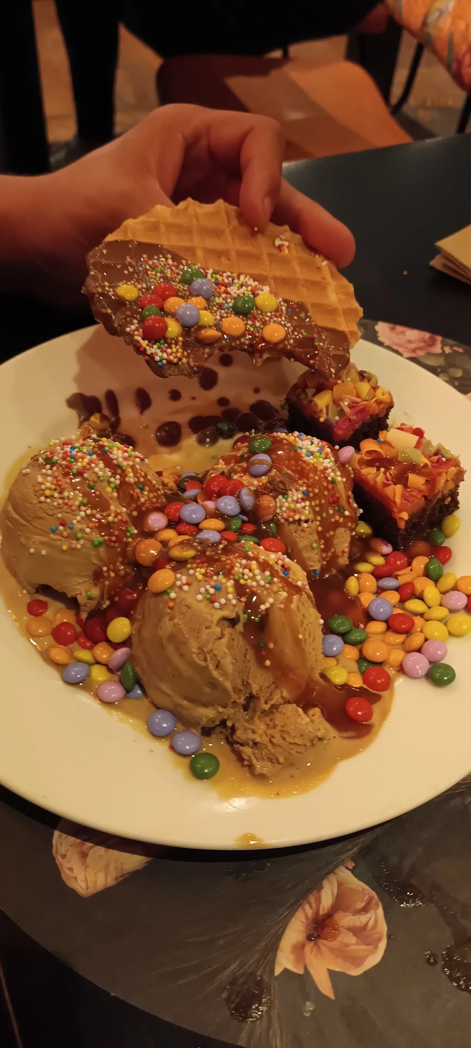 Bord met chocolade-ijsbollen gegarneerd met kleurrijke parels en snoepjes