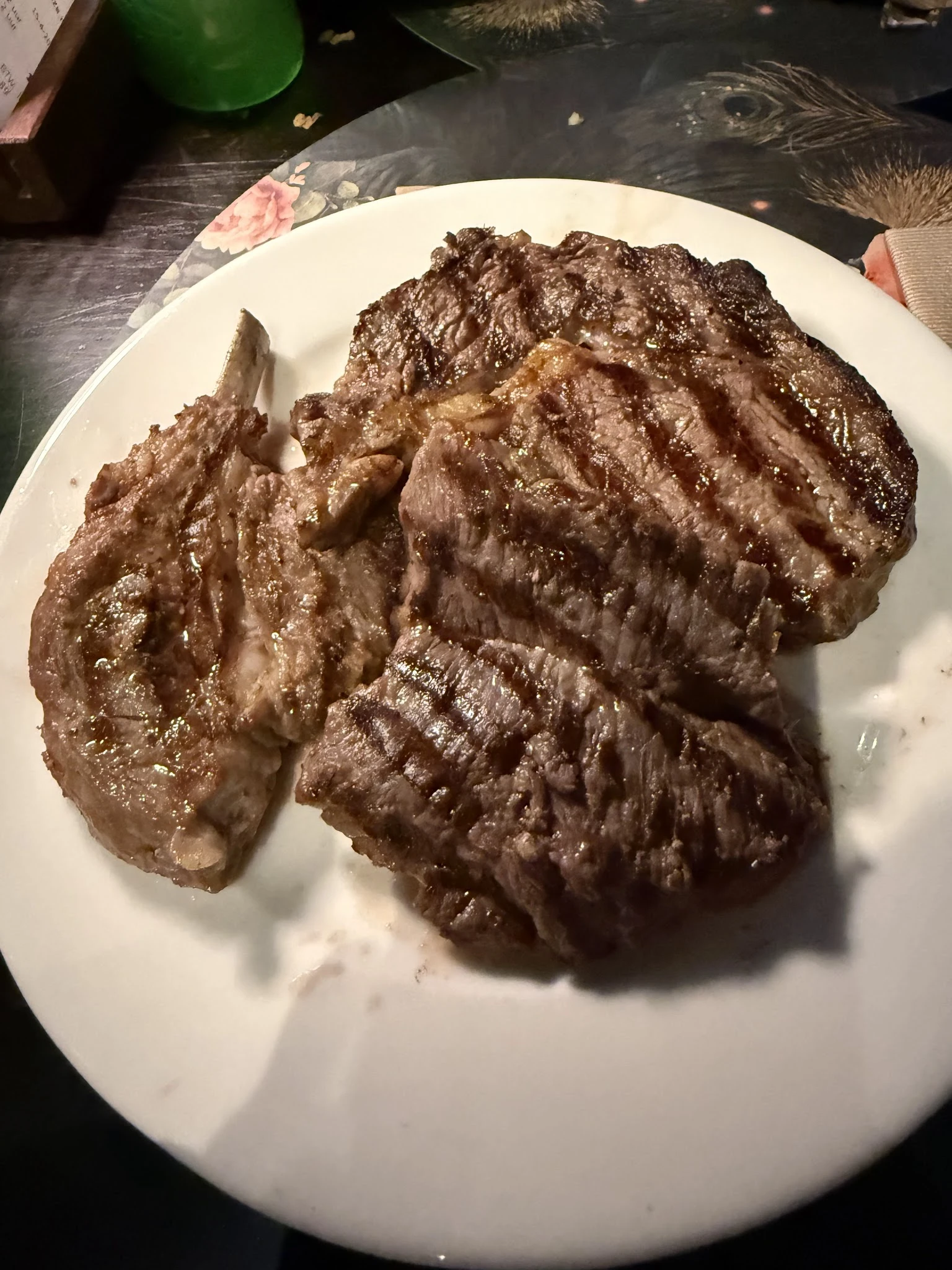 Drie gebakken vleessteaks op een wit bord