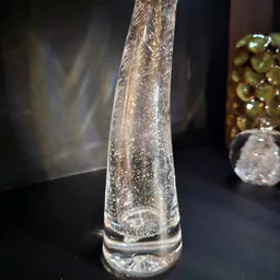 Close-up van een glazen voorwerp met condensatie en bubbels