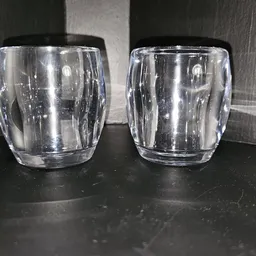 Twee glazen bekers zonder markering op donker aanrechtblad