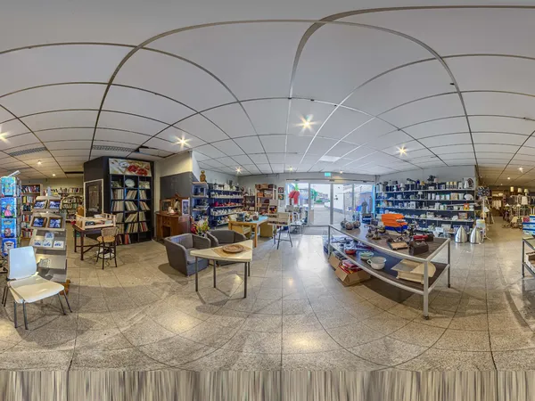 Ruim winkelbinnenland met stellingen, toonbanken, artikelen en verlichting