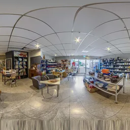Ruim winkelbinnenland met stellingen, toonbanken, artikelen en verlichting