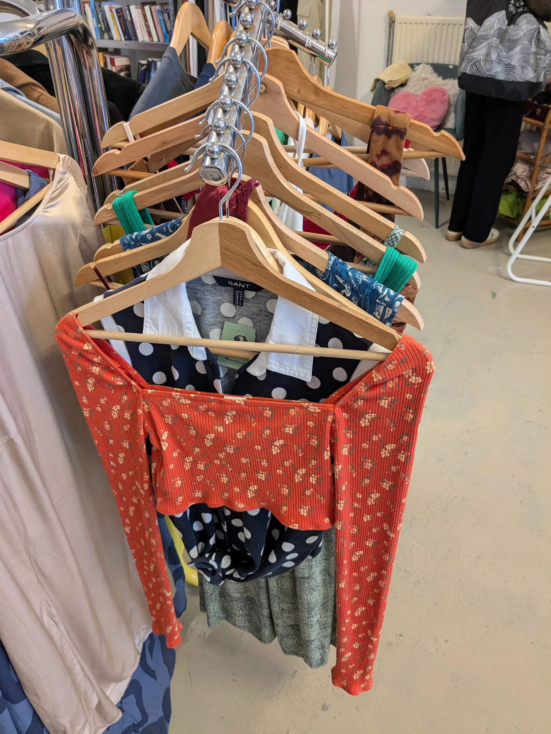 Kringloop Overnieuw in Groningen met tweedehands meubels en kleding