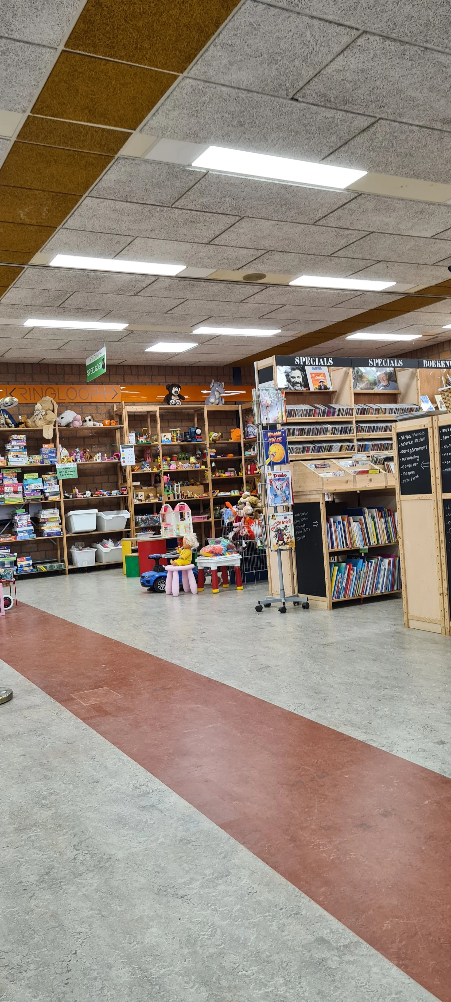 Kringloop Plus in Groningen met tweedehands meubels en kleding