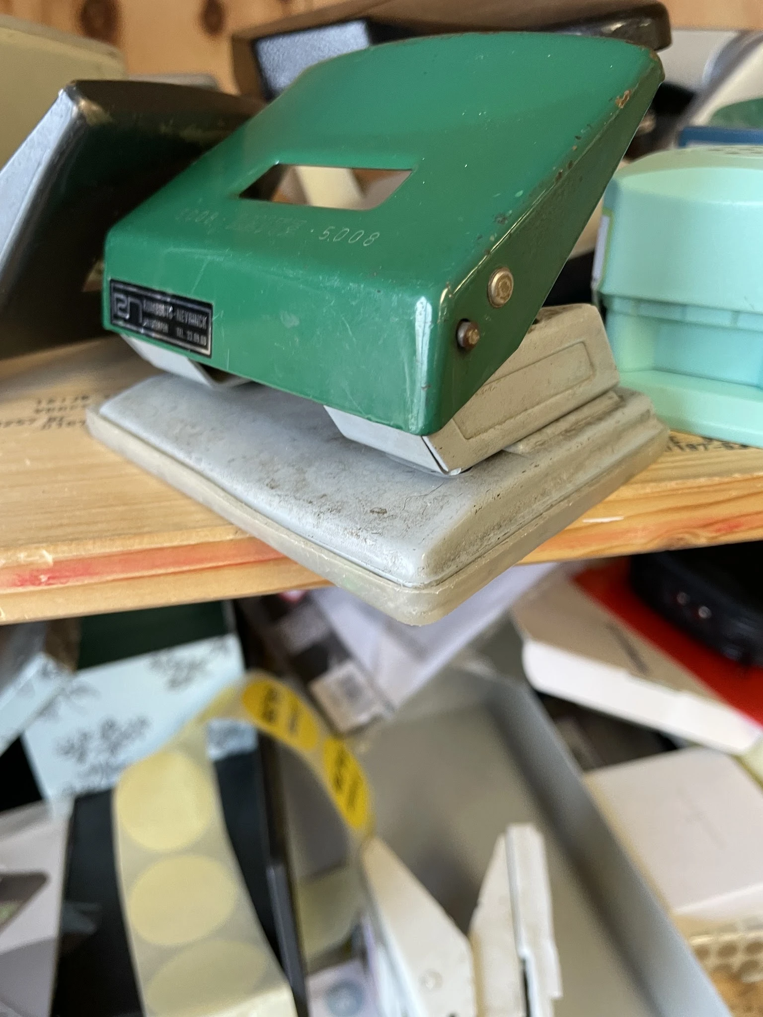 Close-up van een vintage groene kantoormachine op houten ondergrond