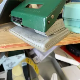 Close-up van een vintage groene kantoormachine op houten ondergrond