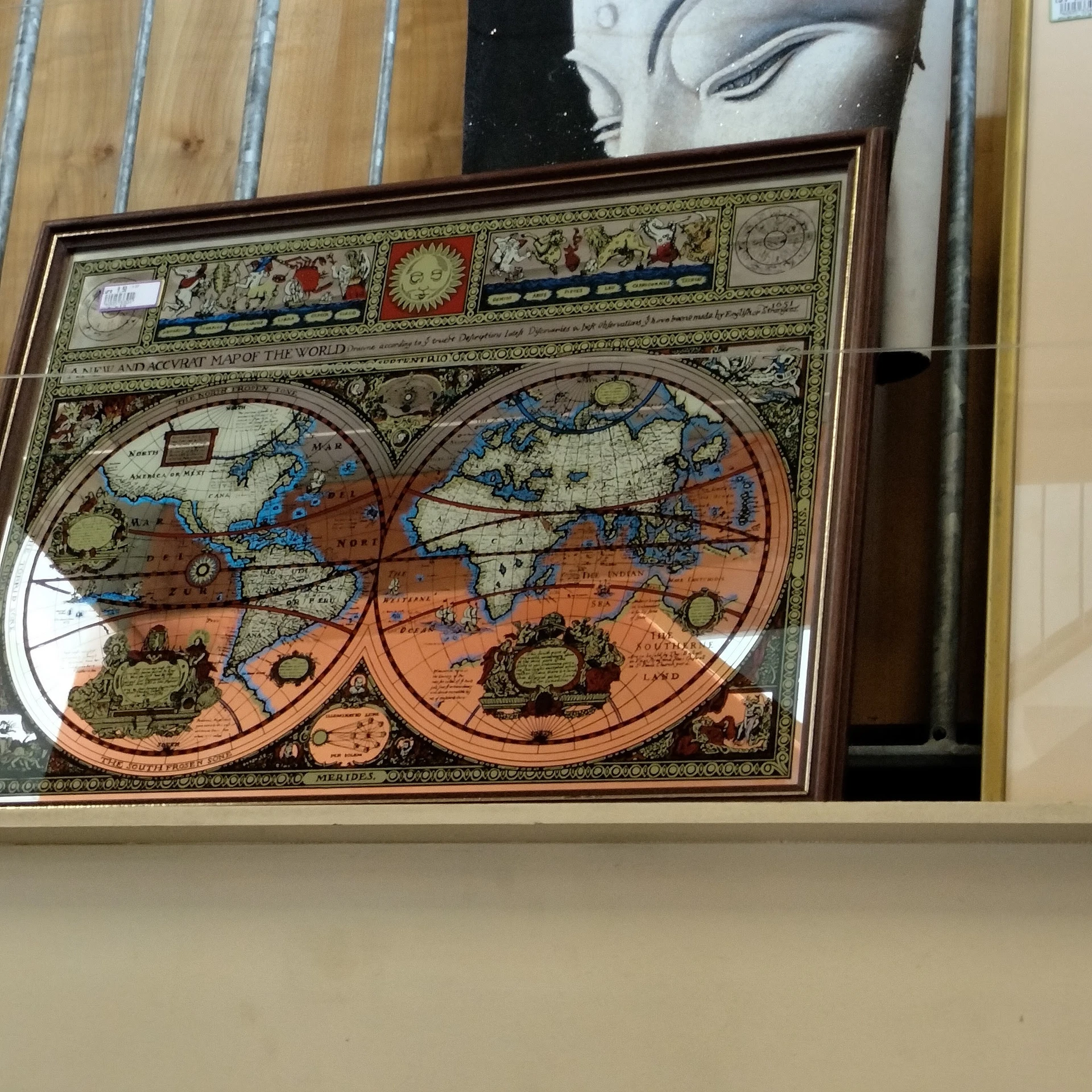 Antieke wereldkaart in twee halfronden met decoratieve rand en ornamentale elementen