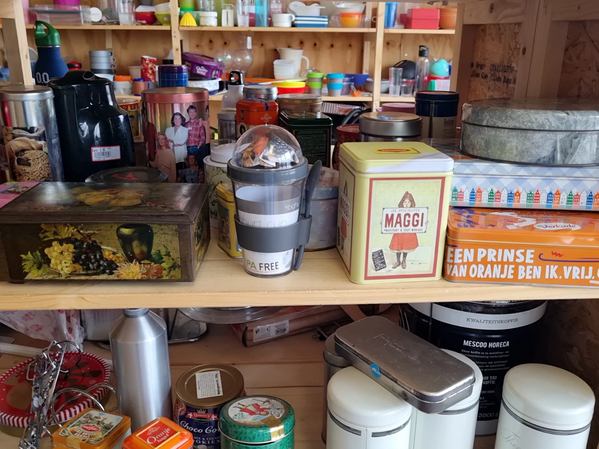 Kringloopwinkel stellage met huishoudelijke artikelen, keukengerei en dozen
