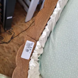 Prijssticker op houten meubelstuk