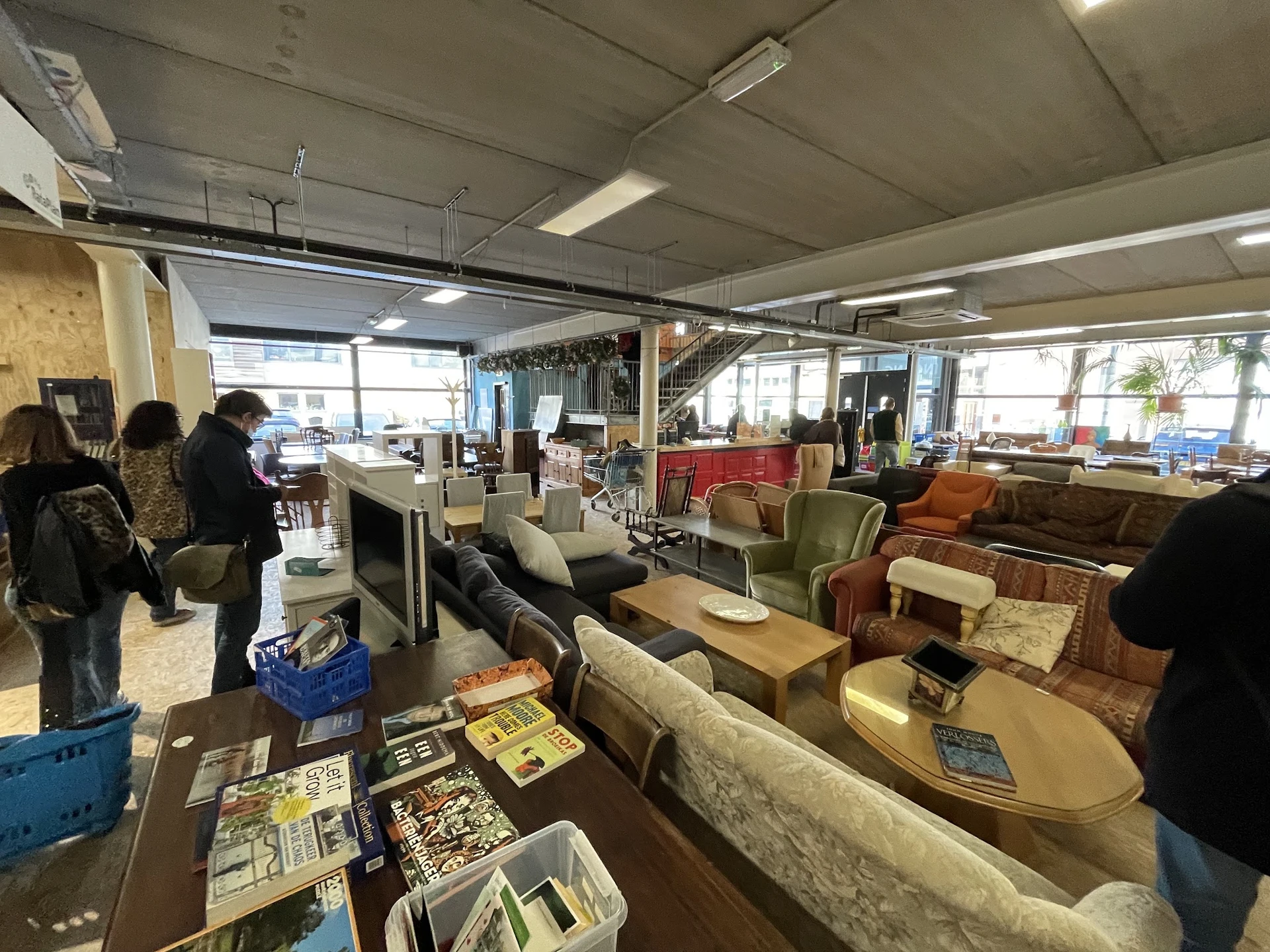 Ruime winkelvloer van kringloopwinkel met diverse meubels, fauteuils en banken op display