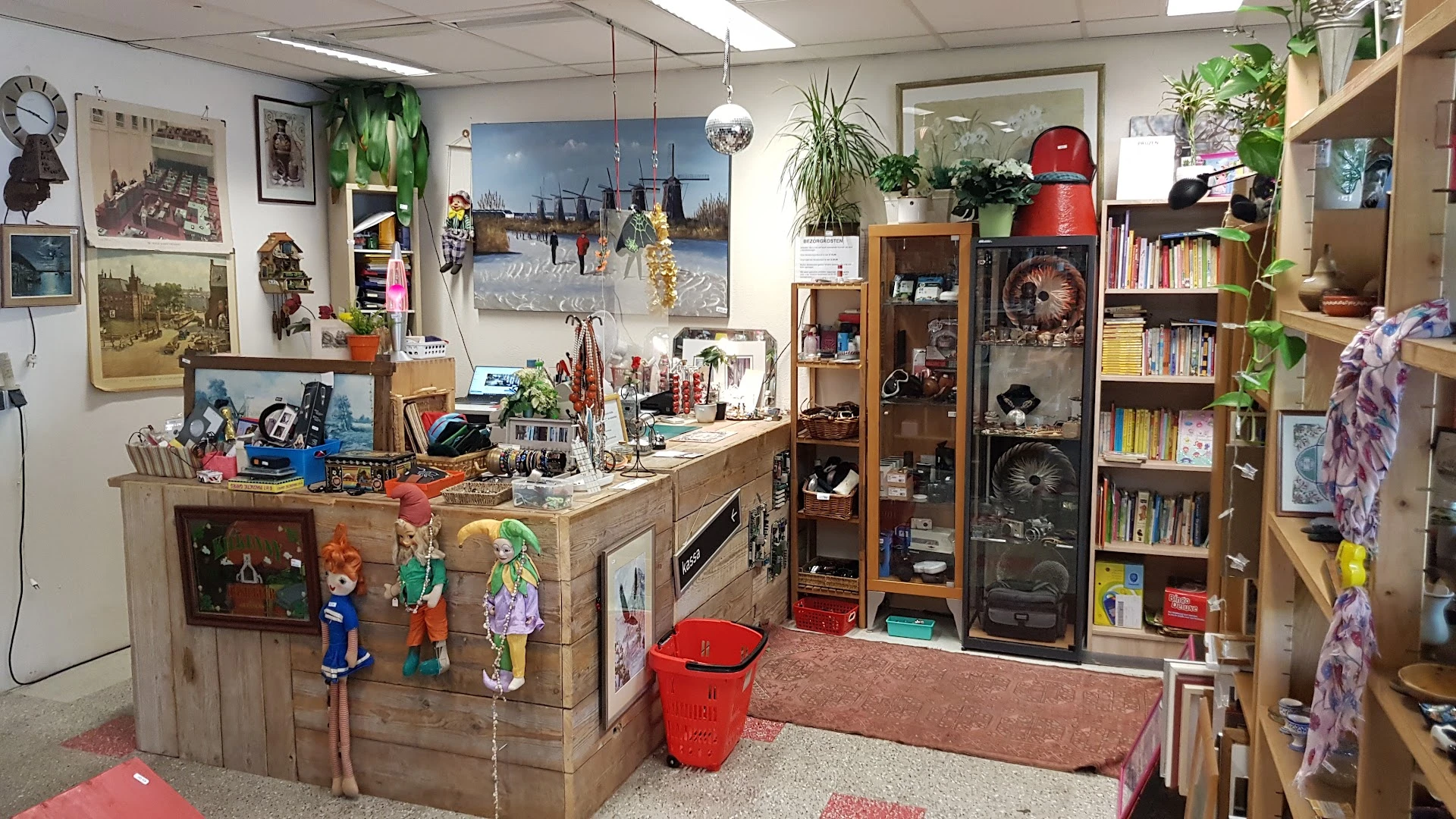 Kringloop Re-circle in Amsterdam met tweedehands boeken, dressoirs en huis- en inrichting