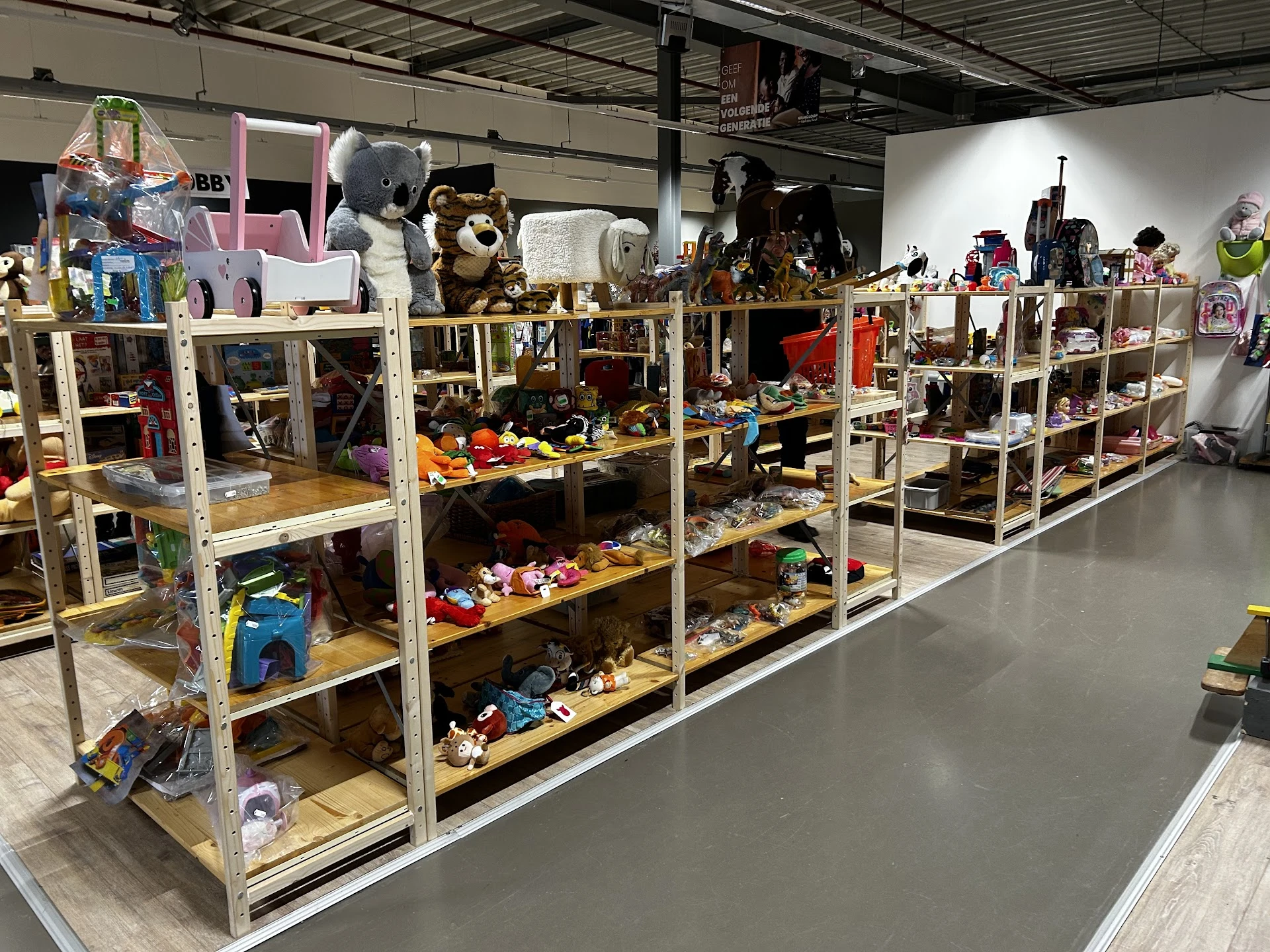 Kringloop Red een Kind in Kampen met tweedehands meubels en kleding