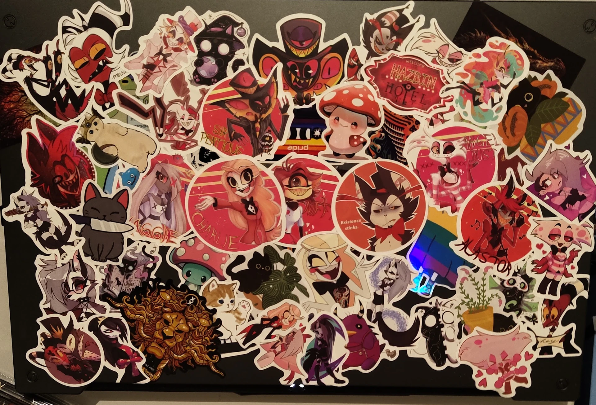 Verzameling kleurrijke anime en manga stickers op een zwarte achtergrond