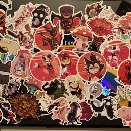 Verzameling kleurrijke anime en manga stickers op een zwarte achtergrond