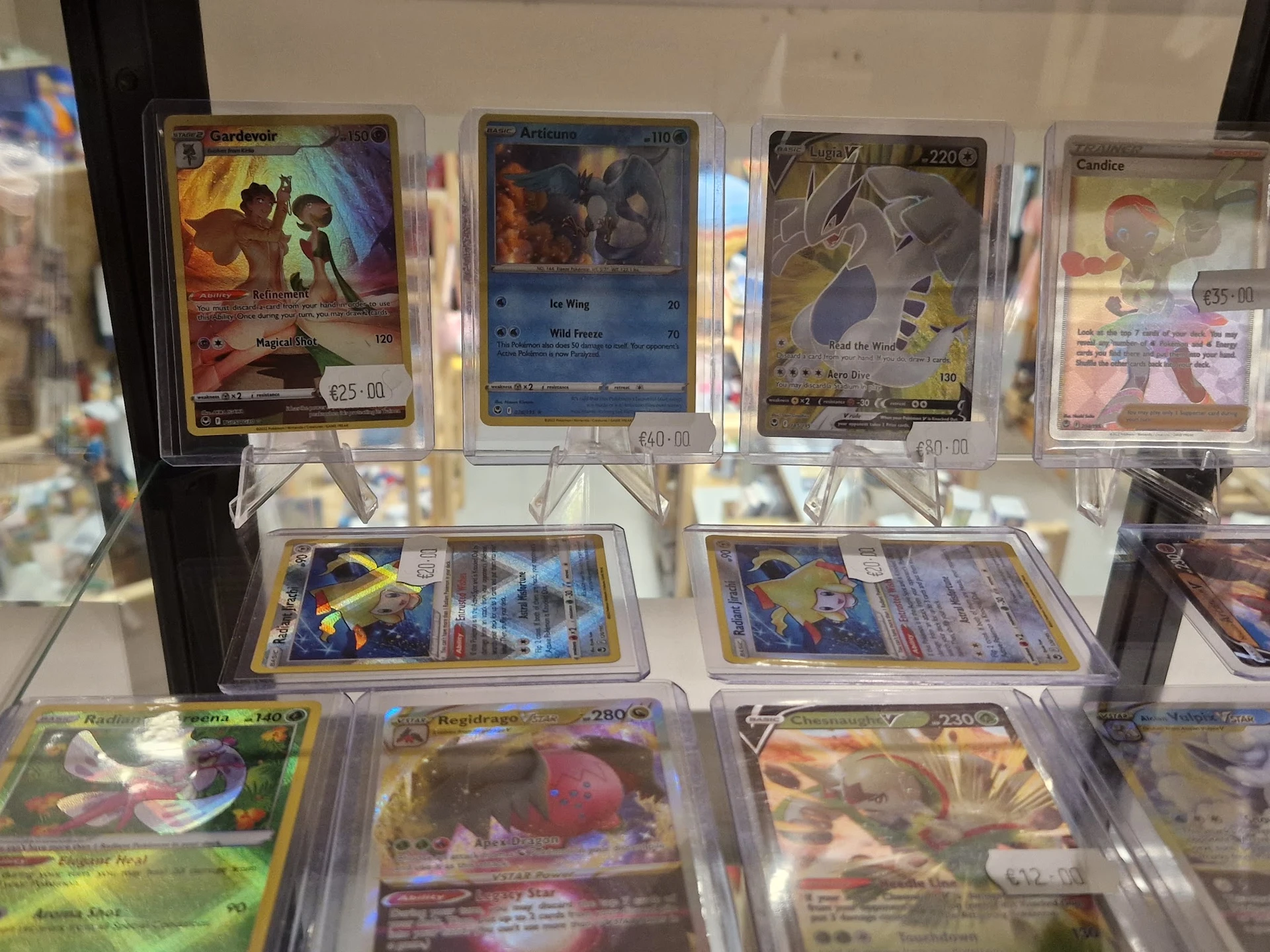 Vitrinekast met verzameling Pokémon-kaarten in beschermhoezen uitgestald