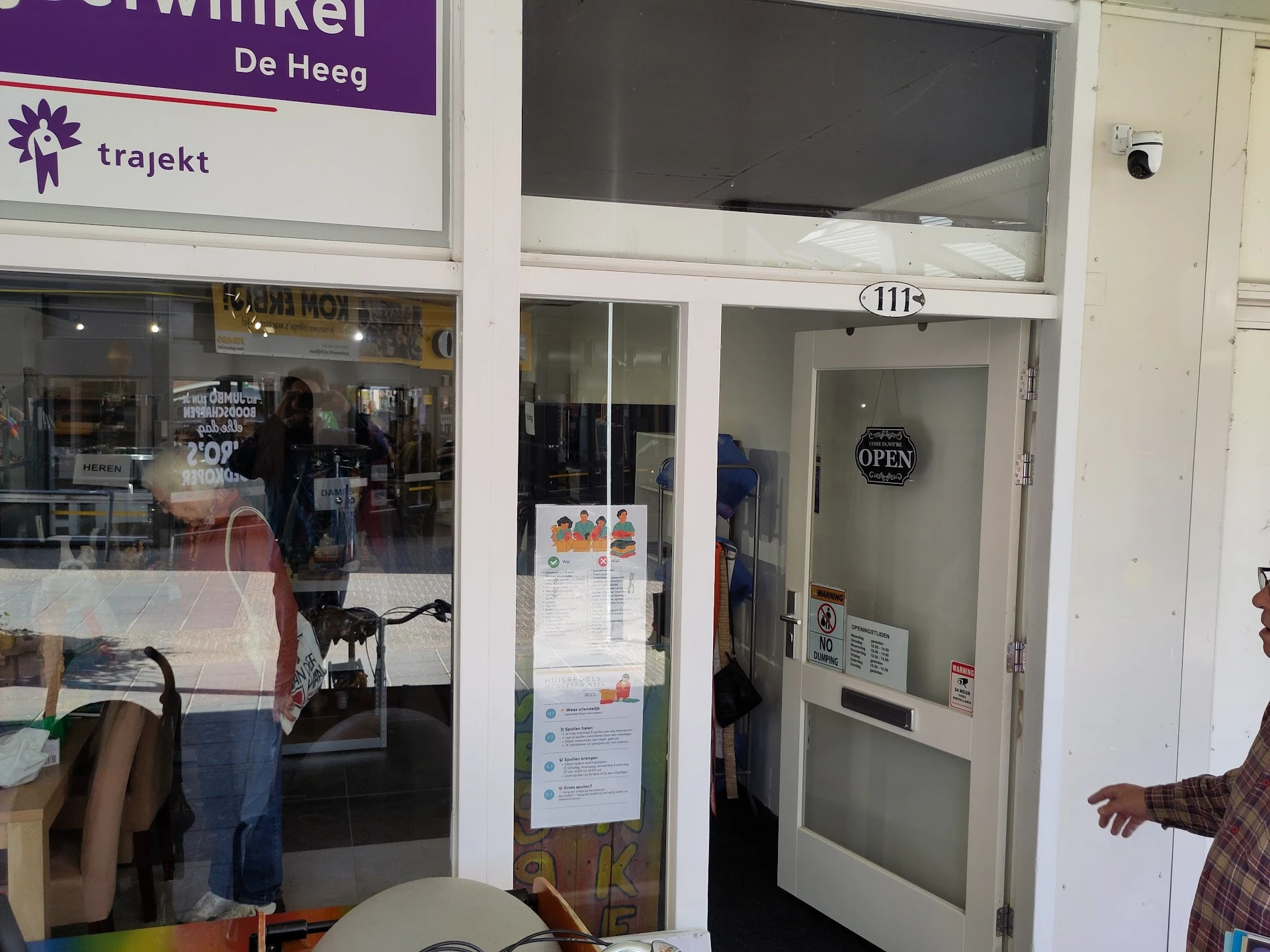 Kringloop Regin's in Maastricht met tweedehands boeken, elektronica en kleding