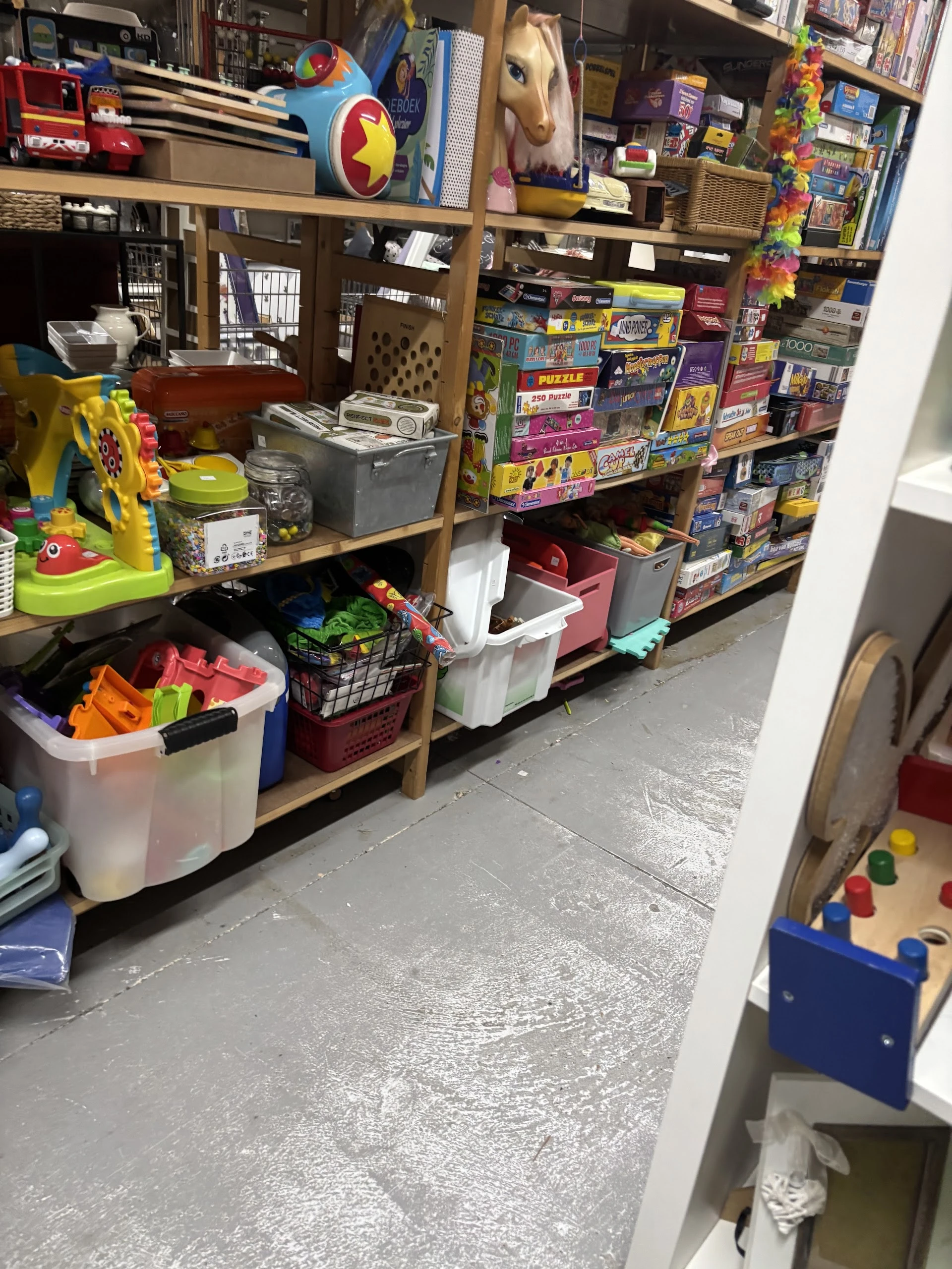 Kringloop Robin hood noord in Leek met tweedehands boeken, gereedschappen en huis- en inrichting