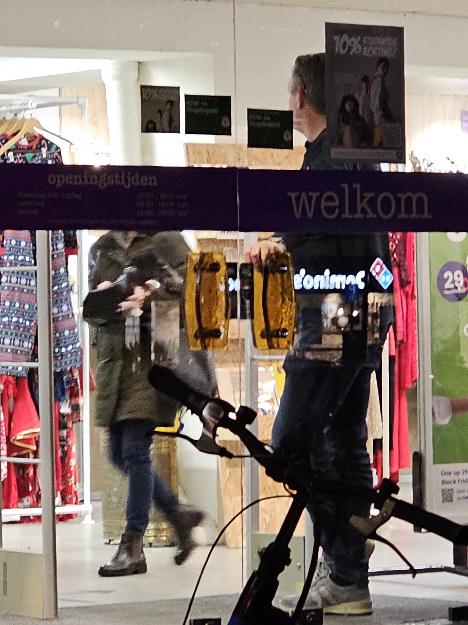Twee personen in de winkel die samen een geel artikel bekijken
