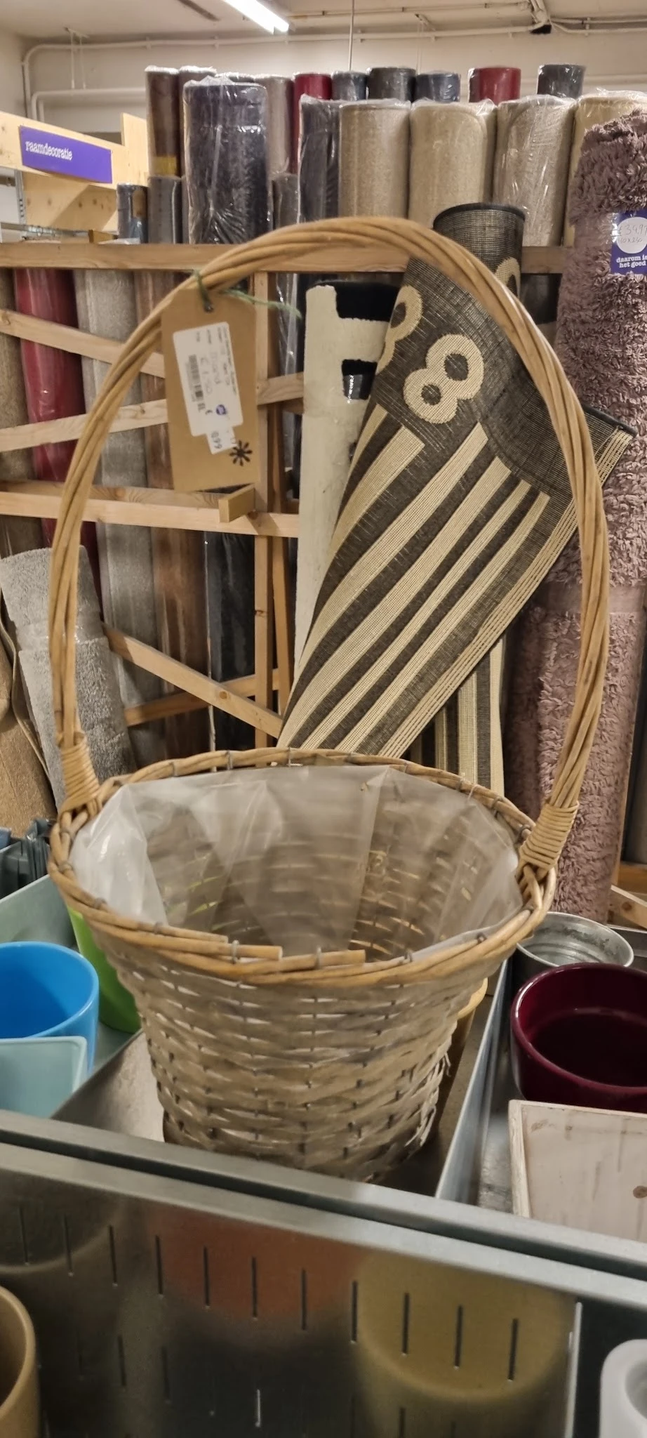 Rieten mand of mandje met wit voering en houten hengsels