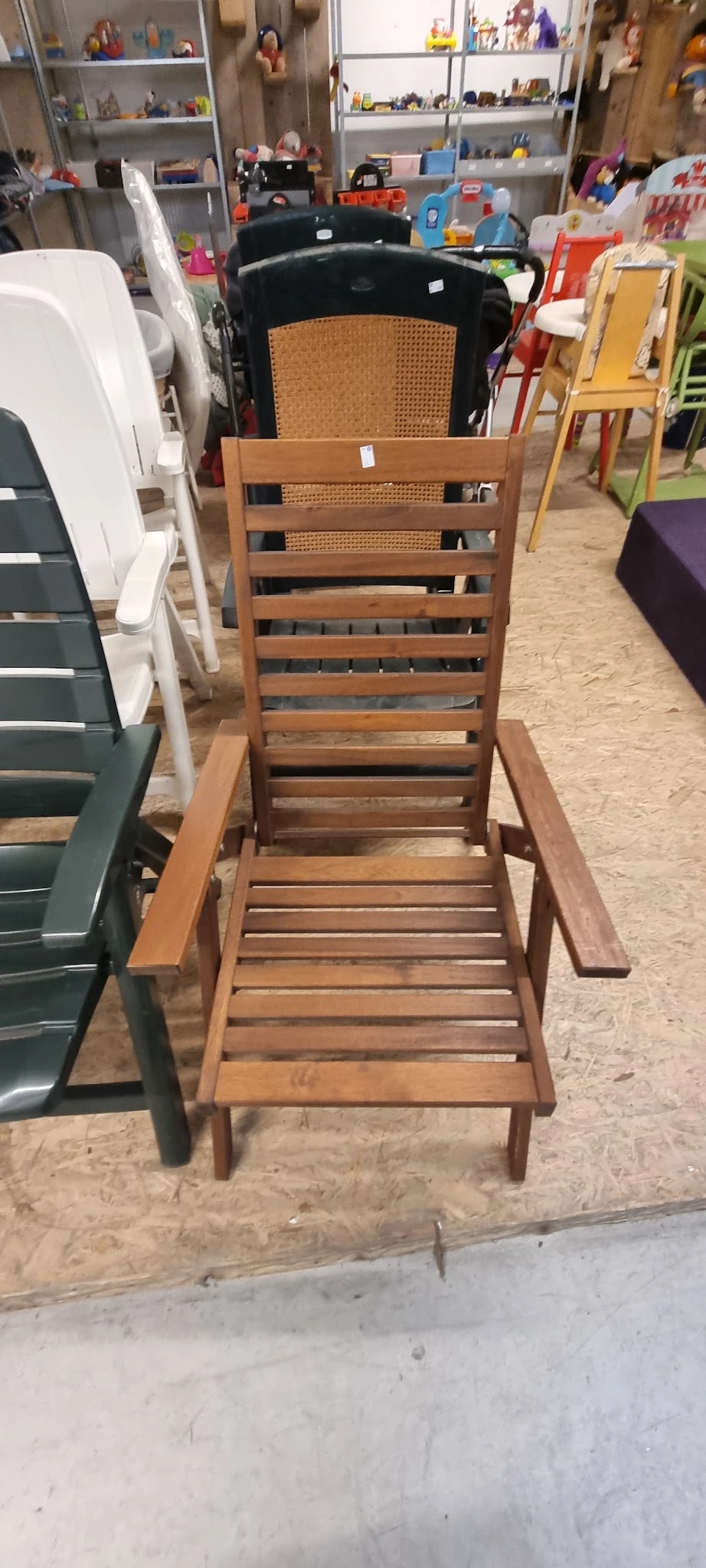 Houten loungestoel of ligstoel met latten rugleuning en armleuningen