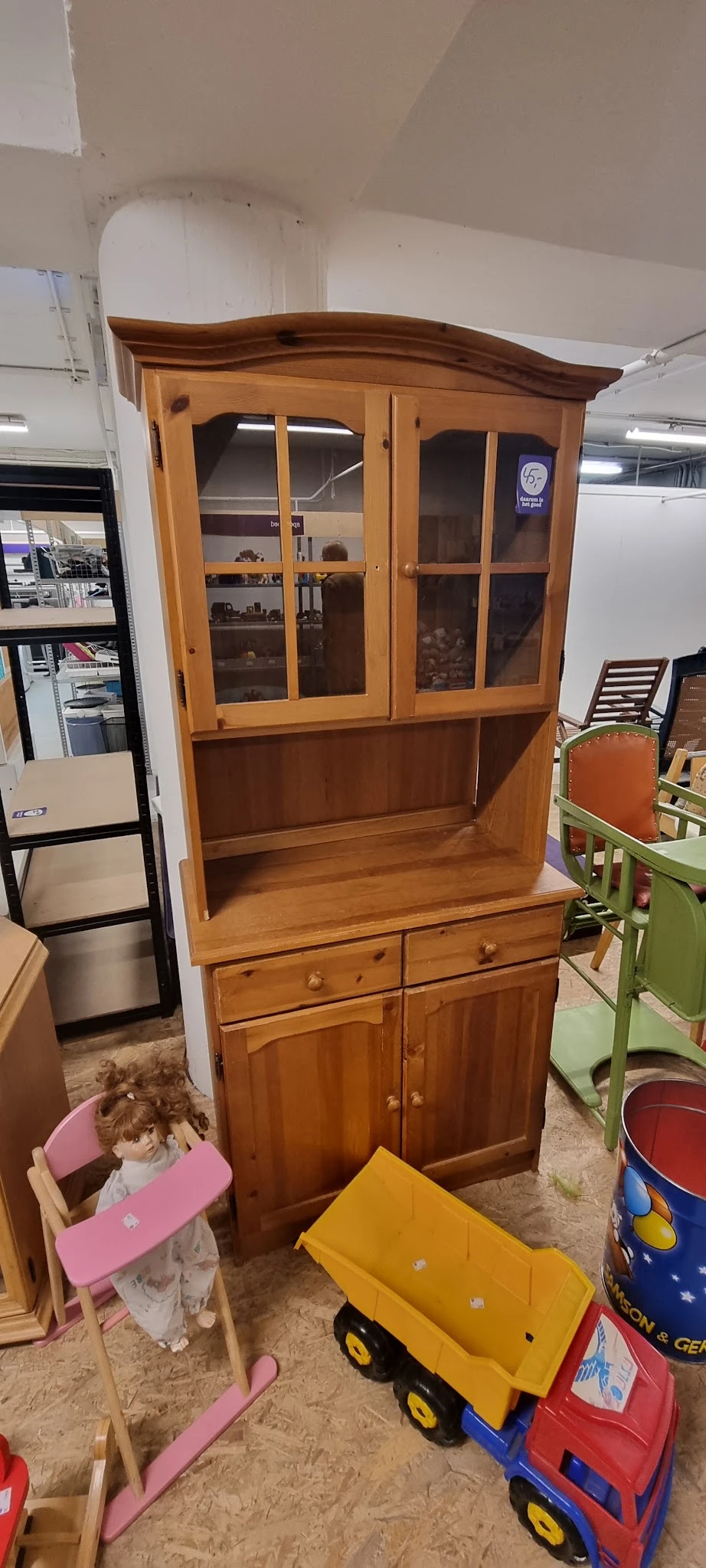 Houten buffetkast met glaskast bovenin en twee laden onderaan