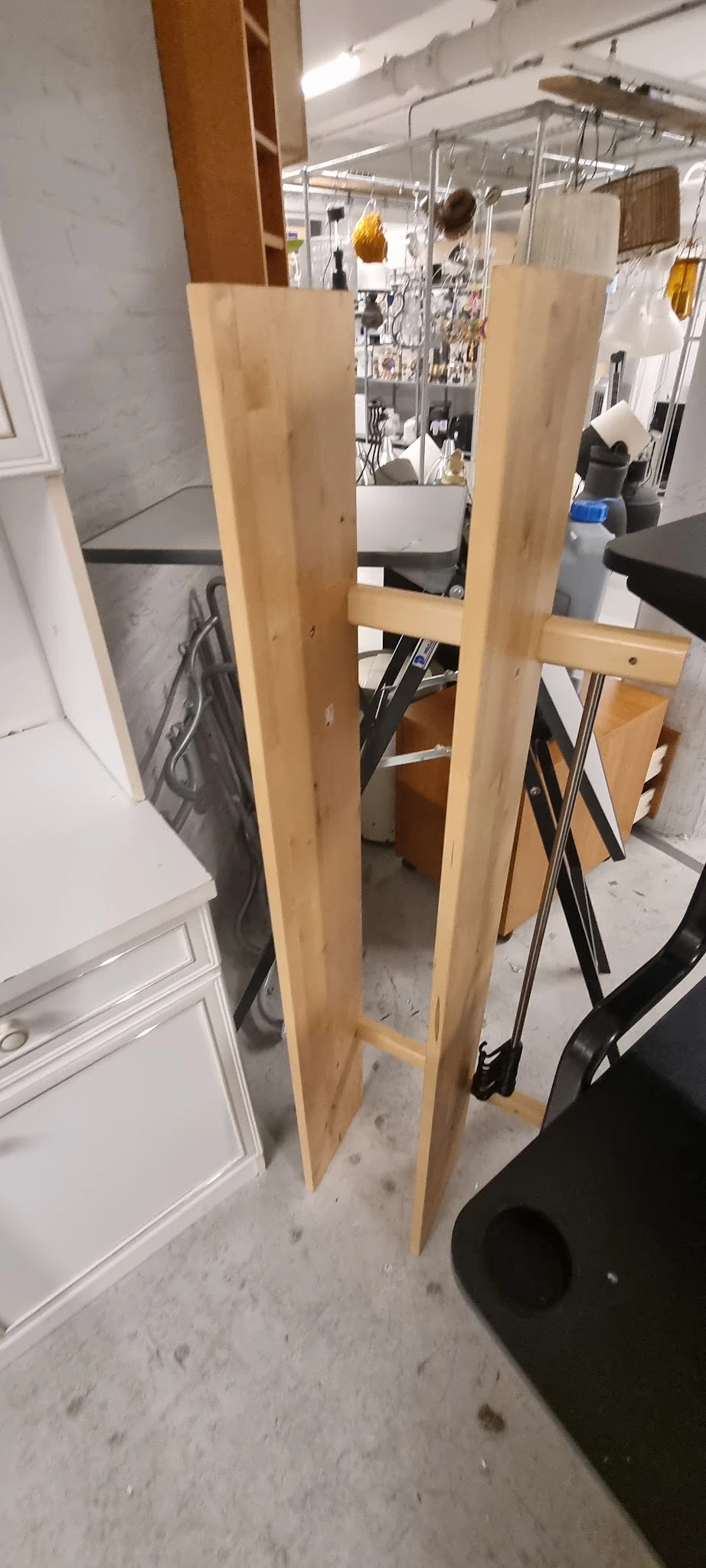 Houten stoelen en meubels opgestapeld in de winkel