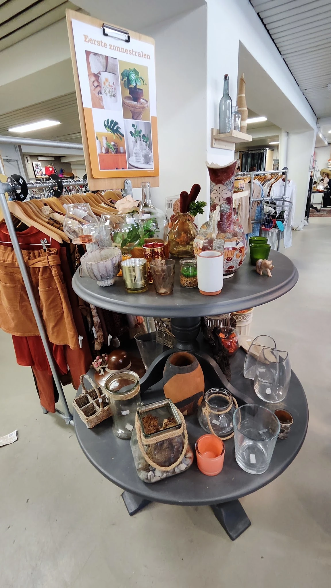 Ronde tafel vol met huishoudartikelen, glazen, kaarsen en decoratievoorwerpen