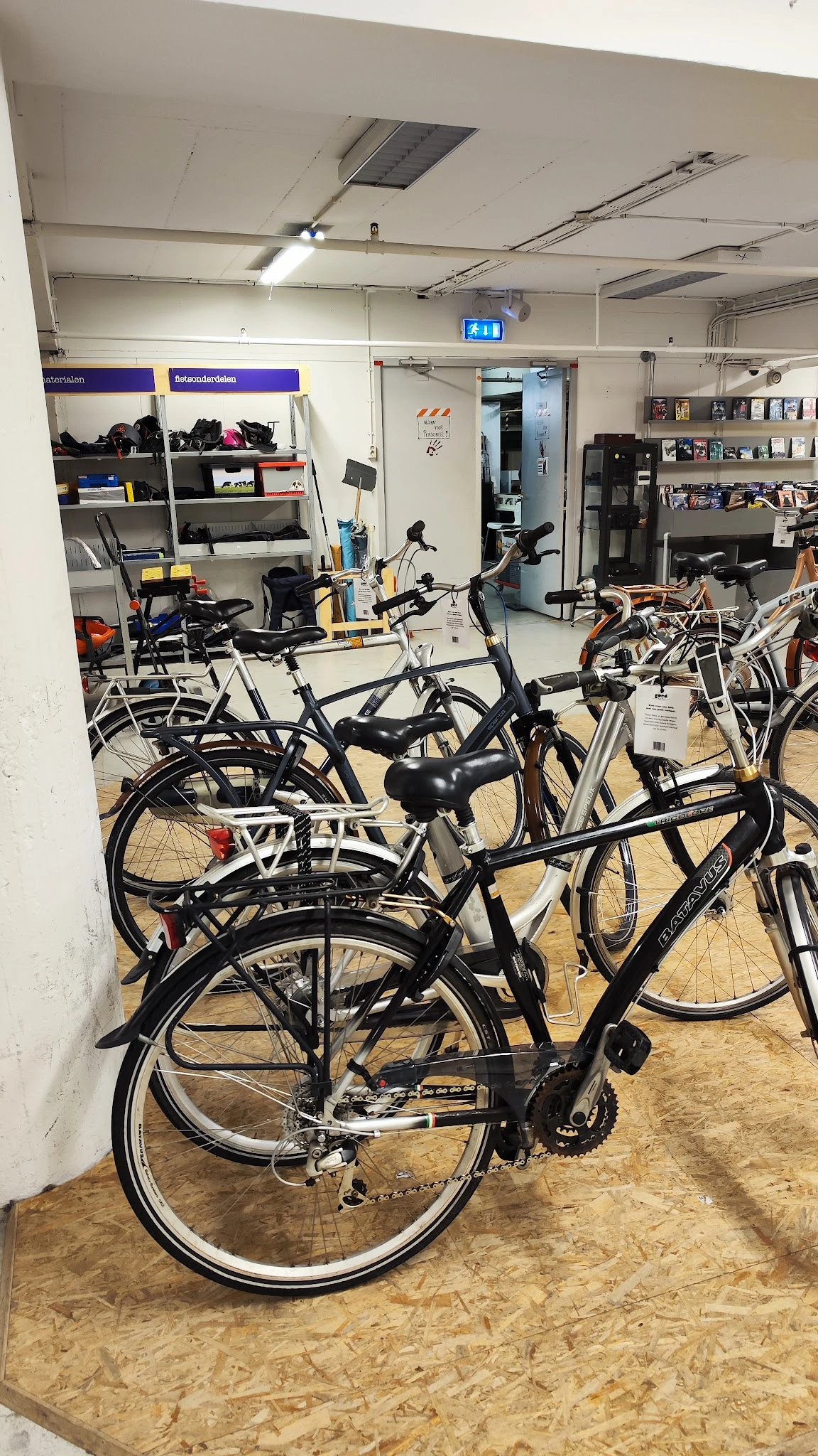 Verschillende tweedehands fietsen in verschillende kleuren en stijlen uitgestald in de winkel