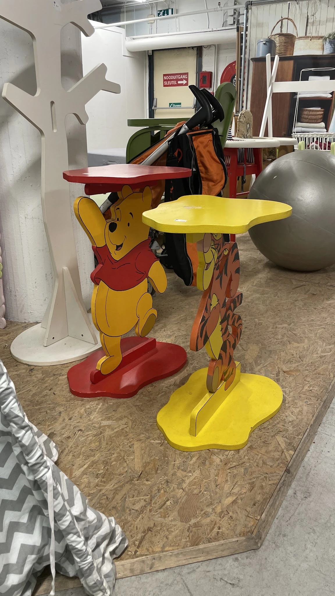 Kindermeubel: gele tafel met Winnie de Pooh-figuur als ondersteuning