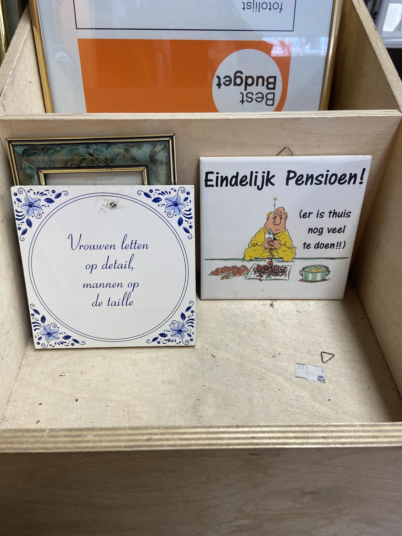 Twee decoratieve tegels met Nederlandse spreuken, waarvan één met blauwe randversiering
