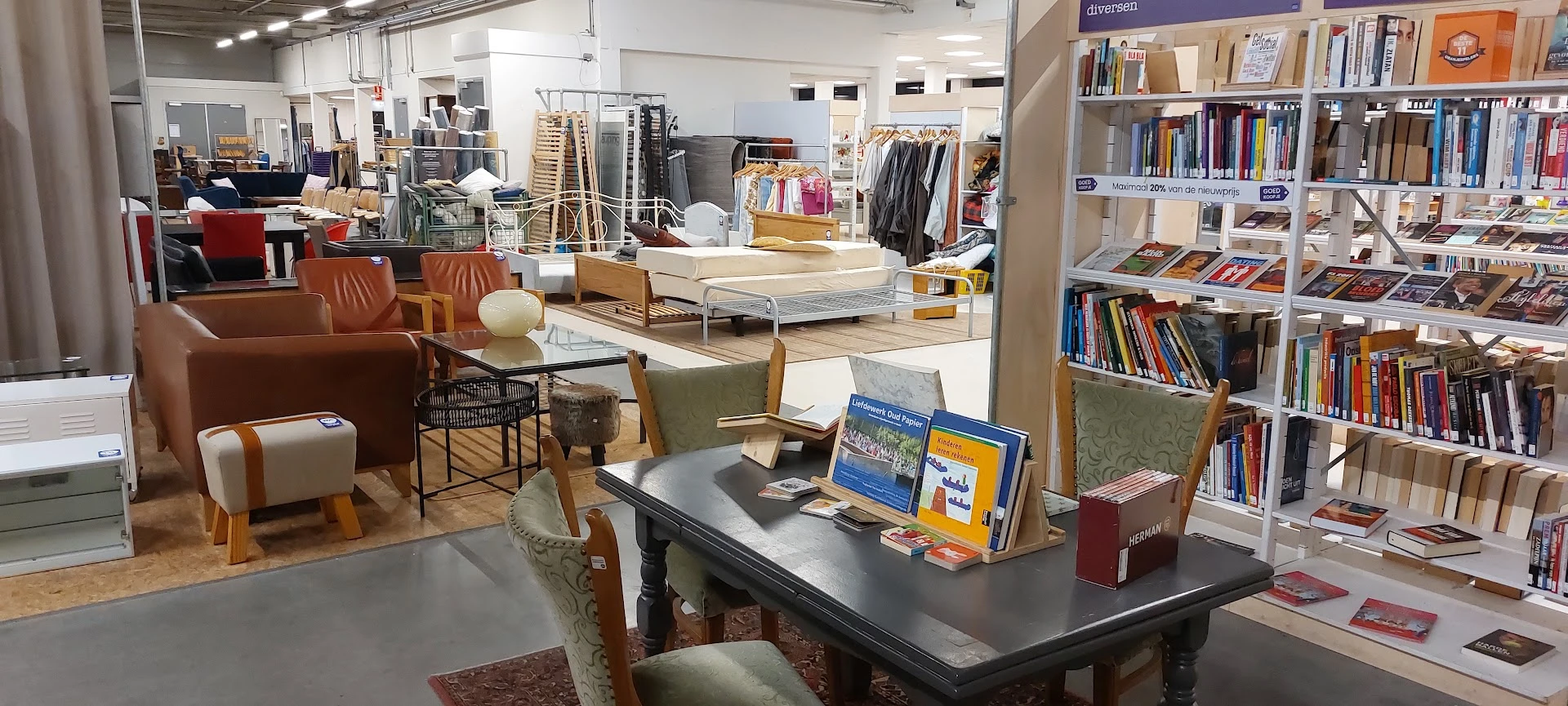 Winkelvloer met vitrines, boeken, kleding en meubels, boekenkasten en diverse tweedehandsartikelen