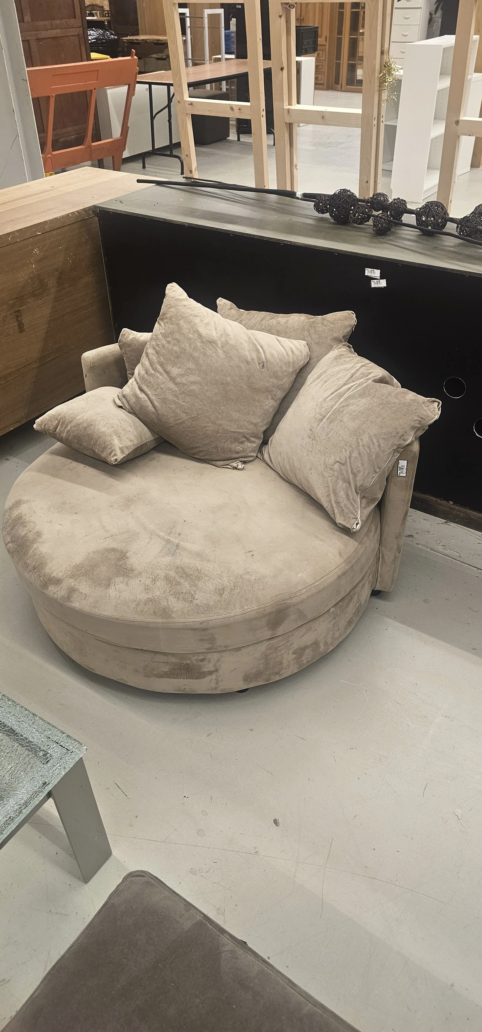 Ronde beige fauteuil met kussens, tweedehands meubelstuk in kringloopwinkel