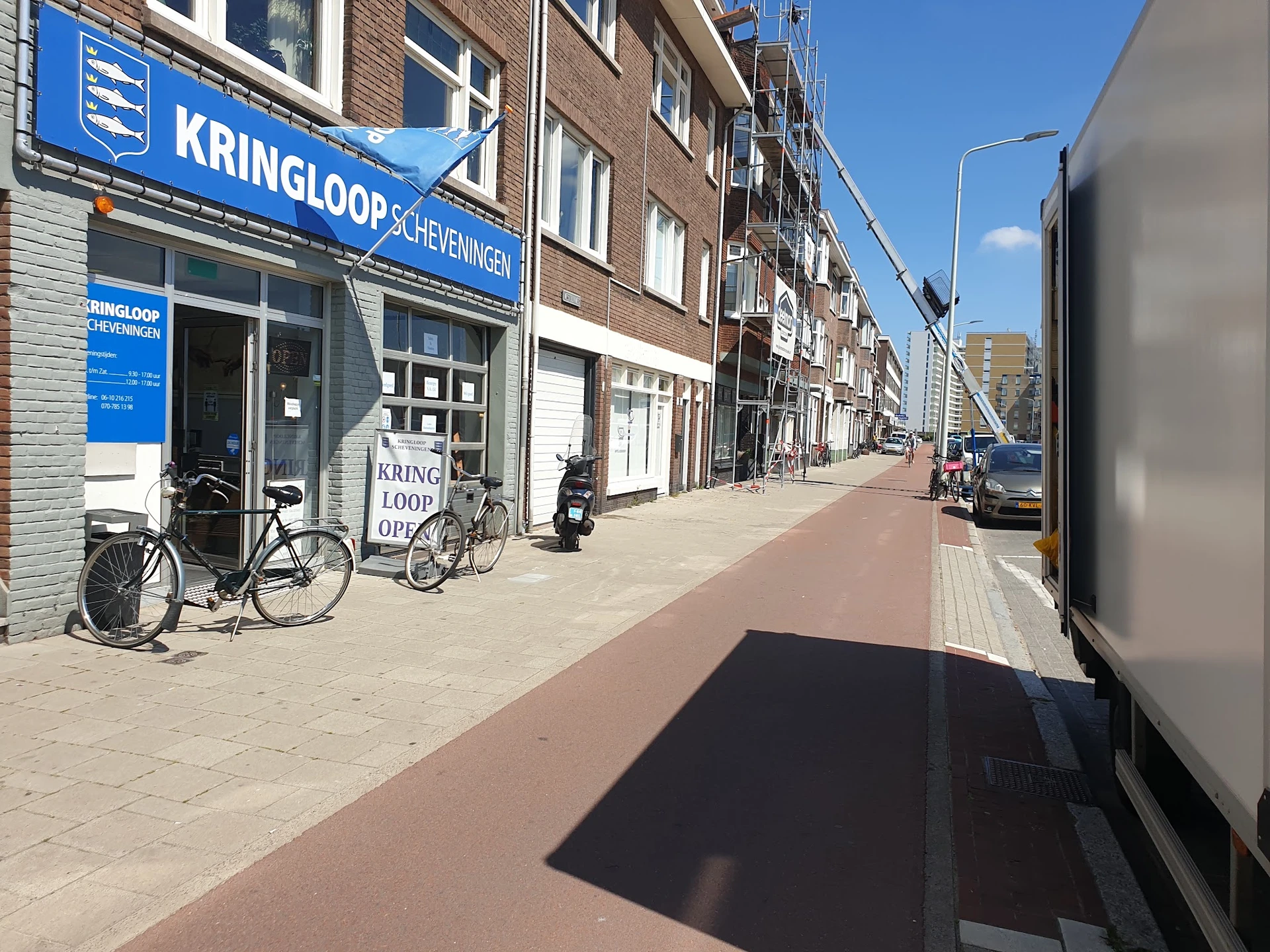 Gevel van Kringloop Scheveningen aan een straat met fietsen voor de ingang