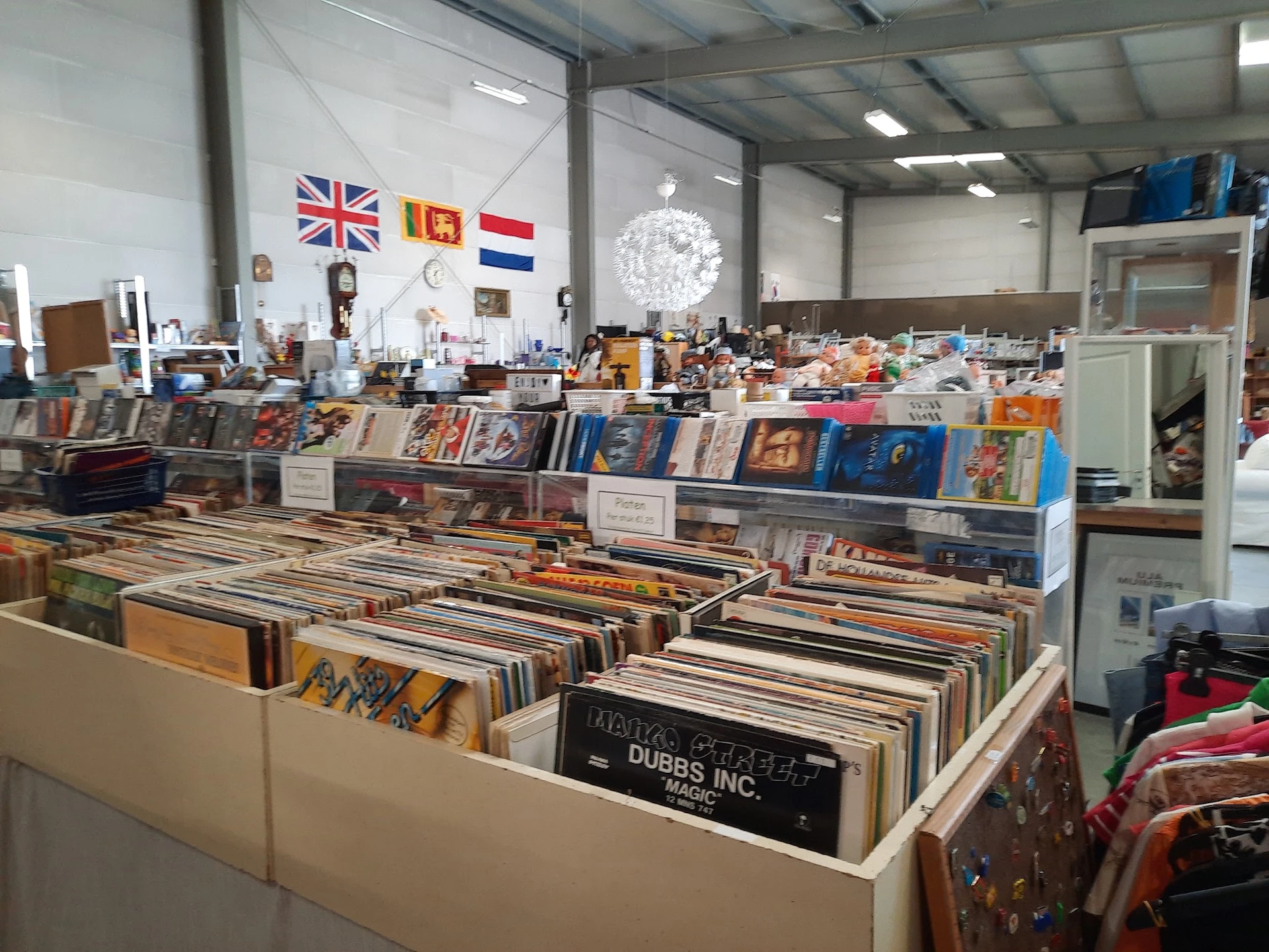 Uitgestalde vinyl records en LP's in dozen op tafels in de winkelruimte