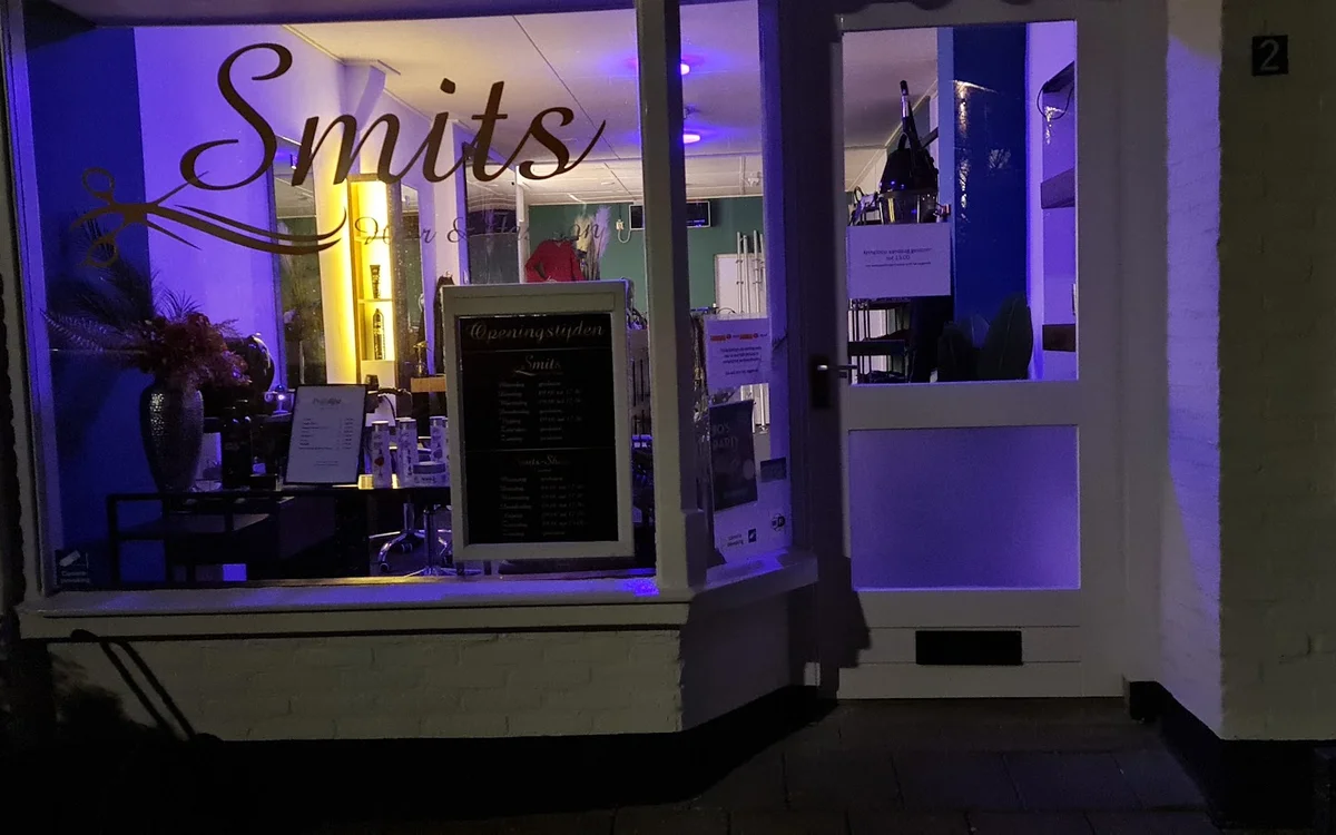 Winkelruit met 'Smits' neonbord en paarse verlichting, ingang zichtbaar