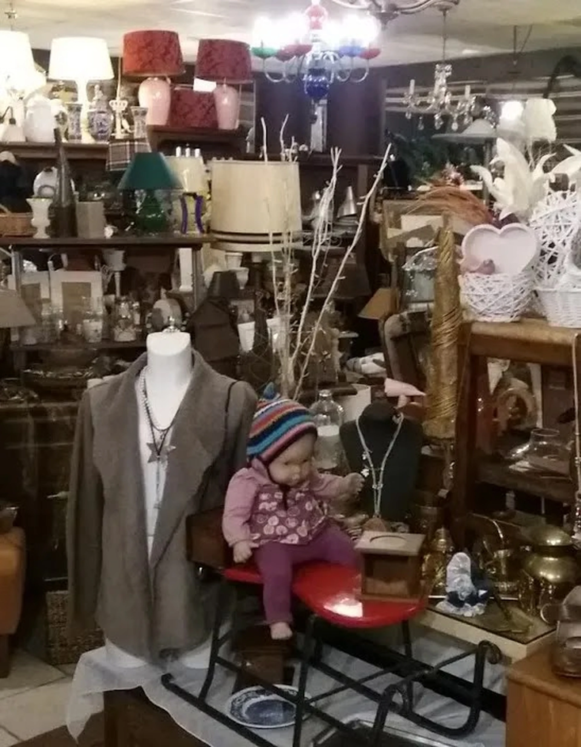 Kringloop Stichting Help Anderen in Hengelo met tweedehands boeken, huis- en inrichting en huishoudelijke apparaten