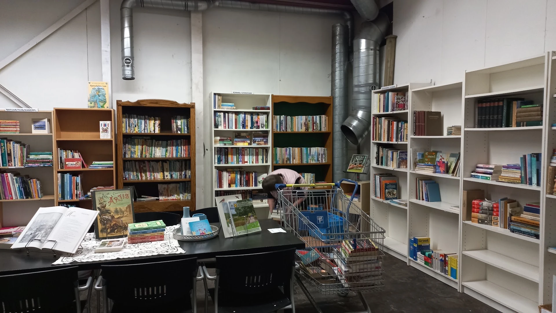 Kringloop 't Pakhuus in Middelharnis met tweedehands boeken, huishoudelijke apparaten en kleding