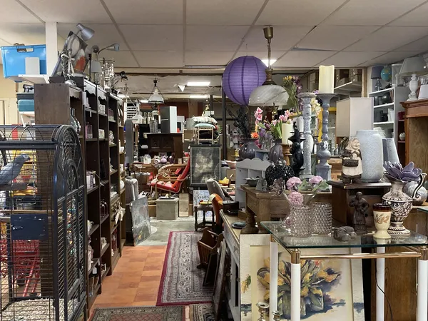 Winkelvloer met diverse tweedehands artikelen: meubels, decoratie, lampen en huishoudspullen uitgestald
