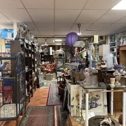 Winkelvloer met diverse tweedehands artikelen: meubels, decoratie, lampen en huishoudspullen uitgestald