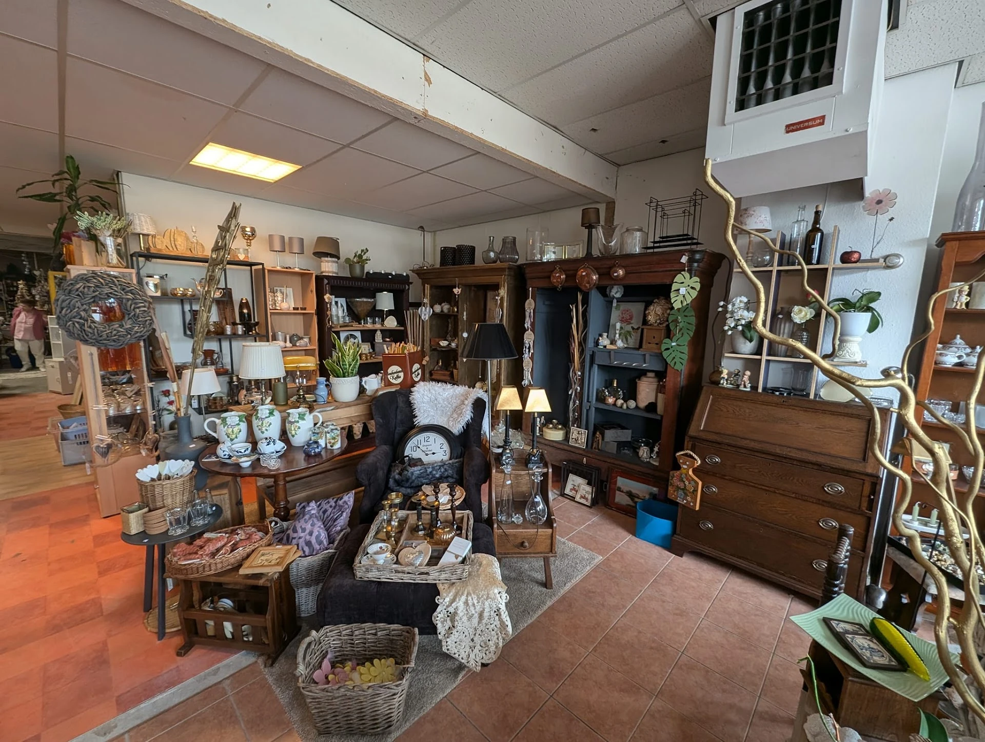 Kringloop t' Vosje in Overdinkel met tweedehands meubels en kleding