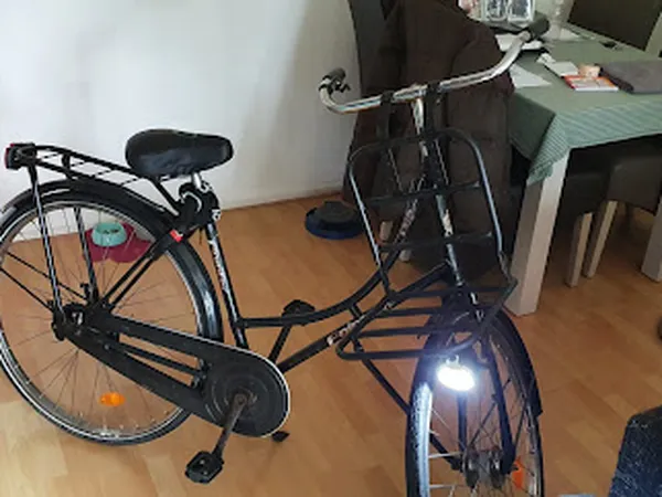 Twee tweedehands fietsen uitgestald in een winkelpand